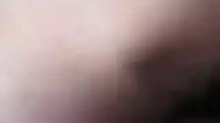 يترجم الأنين وهي تأخذ عدة أعضاء ذكورية