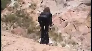 إباحية bdsm صريحة: خادم يُستَخدم من قبل أسياد سمر مسيطرين