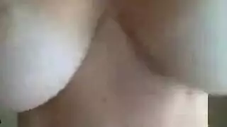 أم مثيرة تعرض أثداءها الشاحبة الرائعة