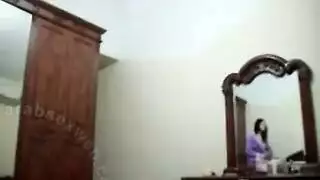 فعل إباحي قاس: يدفع قضيبه بقوة في فتحتها المبللة