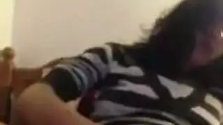 استمناء منفرد: امرأة مطلقة تعبث بفرجها الحليق
