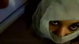 عاهرة متخفية تخدم القضيب تحت النقاب وتتلقى الحمم