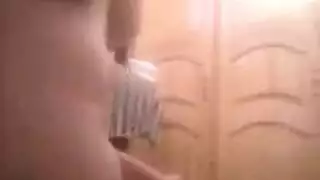 ثقب الزوجة النشطة الضيق يطالب بجنس قاسي وجماع بالقضيب الاصطناعي