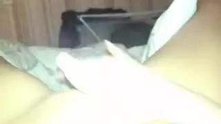 فتاة مرسوم عليها وشم تستمني إلى هزة جماع كريمية ضخمة