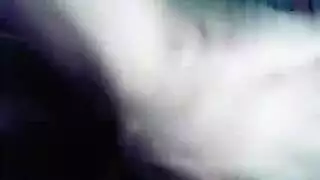 اختناق بالقضيب: استخدام شفاهها في جنس فمي قاسٍ