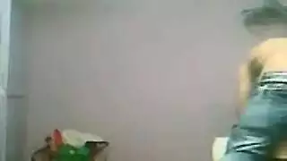 فاتن خليجي يأخذ أخت صديقه إلى السرير لتسجيل فيلم إباحي سري