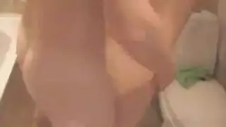 نكاح أشقاء في جو بخاري: فم يلتهم قضيباً قاسياً