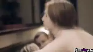 امرأة خبيرة تبتدئ جمالاً شاباً في فعل إكس إكس إكس