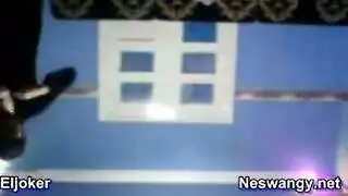 محجبة تكشف صدرها