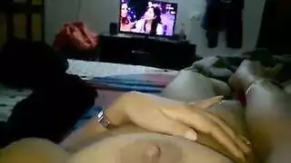 عاهرة عربية ساخنة بأثداء كبيرة وحلمات مغرية مُطلَقة
