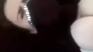 سكس سيارات: بدوية تأخذ زب قاسي