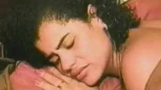 مراهقة سمراء ساخنة تبلع عورة جارها في مشهد بورنو صريح