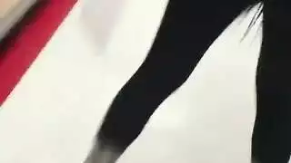 مراهقة تمص القضيب وهي ترتدي حذاءً مثيراً