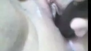 مؤخرة ثايلاندية سمراء تُنكح بعمق في حمام عام