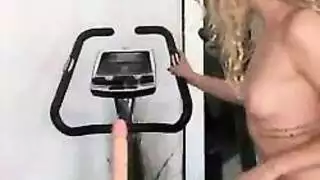 إنه يحب حقًا أن يأخذ اللسان لأنه جيد