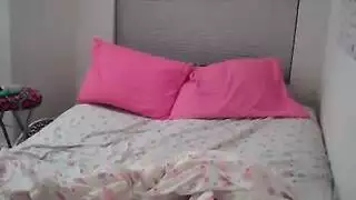 المراهق المشاغب يمص الكتاكيت تحت الوسادة وركوب الديوك القاسية أثناء التواجد في الهواء الطلق