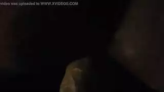 طفلتين بينما كان شاب