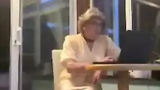 خنثى ناضج يمارس جنسًا عنيفًا في الخارج