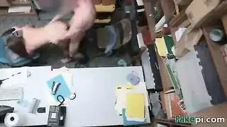 يسرق البضائع، ويتم ملؤه جنسيًا بدلًا من ذلك