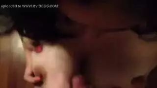سمراء كبيرة الثدي تمص عمودًا سمينًا