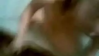 عاهرات هواة يلعبن بقضبان الرجال بعنف