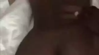 إباحي صريح: مراهقة سمراء مشعرة تأخذ طاحونة اللحم