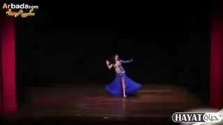 أميرة مدللة تخلع ملابسها باللون الأزرق لمتعة جنسية قوية