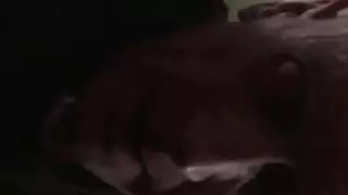 مدير مسن يضرب سكرتيرة صغيرة الحجم في مشهد إباحي