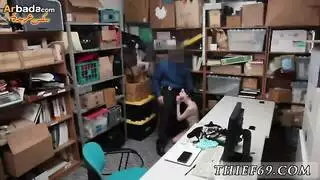  عاهرة مراهقة تفتح ساقيها للشرطي في سيارة الدوريات