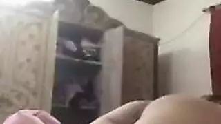أفلام إباحية مع فتاة محجبة ممتلئة الجسم ترتدي ملابس داخلية كريمية