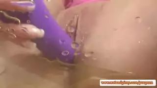 ديلدو ضخم يوسع فتحتها الضيقة
