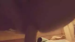 قضيب اصطناعي ضخم يضرب فتحة لارا المبللة