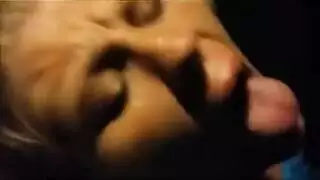 فتاة مشاغبة تخدم قضيب رجل مسن متصلب