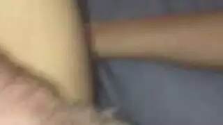 عملية مص عميق تؤدي إلى جنس خشن على السرير