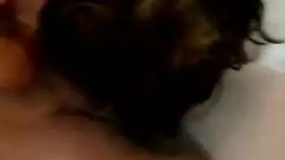 فتاتان وقحتان تتمددان بقضيب ضخم