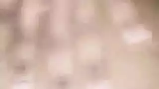 فتاة مثارة بحلقة زر البطن تحصل على قذف شرجي
