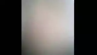 لقاء سري لربة منزل ساخنة: مسك الثديين وجنس عنيف