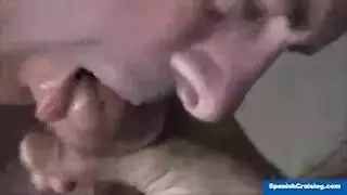 صاحب المنزل المثلي يجثو على ركبتيه من أجل قضيب عامل السباكة الصلب