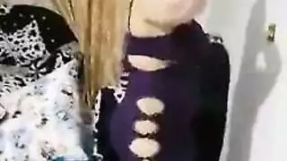 راجل فرحان بمراته الفرسة ويصورها وهي ترقص بقميص النوم