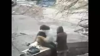 إباحية خارجية: ركوب قضيب في الحديقة والأخت في مهمة مراقبة