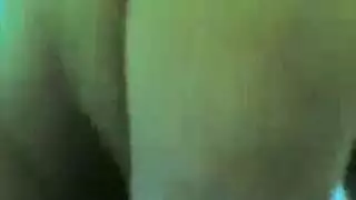 فتاة صغيرة تأخذه بخشونة وقذارة