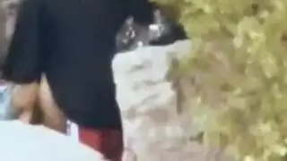 زوجان مثاران يهيمان: قذف داخلي في مكان عام هادئ
