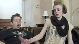 فتاة صغيرة تدلك قضيب أخيها المنتصب