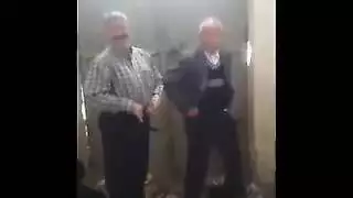 بورنو كلاسيكي: كبار السن يتبادلون ويمارسون الجنس في الركام