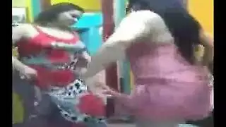 جاهز للإباحية: فتيات قذرات يرقصن ثم يأخذن عدة قضبان