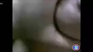 عاهرة عربية ممتلئة الصدر تنزل المني على أثدائها الضخمة