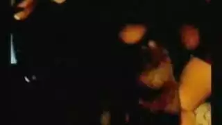ينيكهاوهي تتحدث مع زوجها خلف الباب