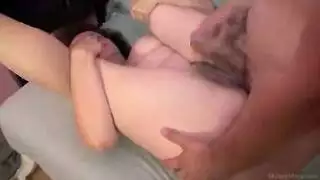 قضيب الشاب الضخم يشعل فرج المرأة الناضجة المتسع