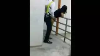 مفاجأة على الدرج: الحارس يملأ فرجها الضيق