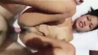 عاهرة فلبينية ذات أثداء عملاقة تُمسخ في فيديو إباحي